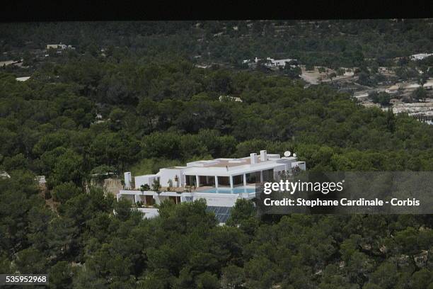 Vue aérienne de la villa de Roman et Emmanuelle Polanski sur l’ile d’Ibiza.