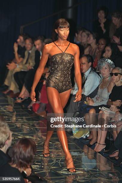 Naomi Campbell en maillot de bain.