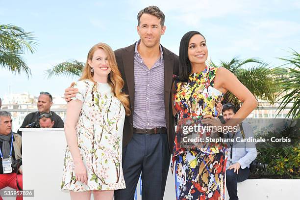Mireille Enos, Ryan Reynolds and Rosario Dawson attend the "Captives" photocall during the 67th Cannes Film Festival.