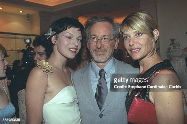 Steven Spielberg with Milla Jovovich and his wife Kate Capshaw.