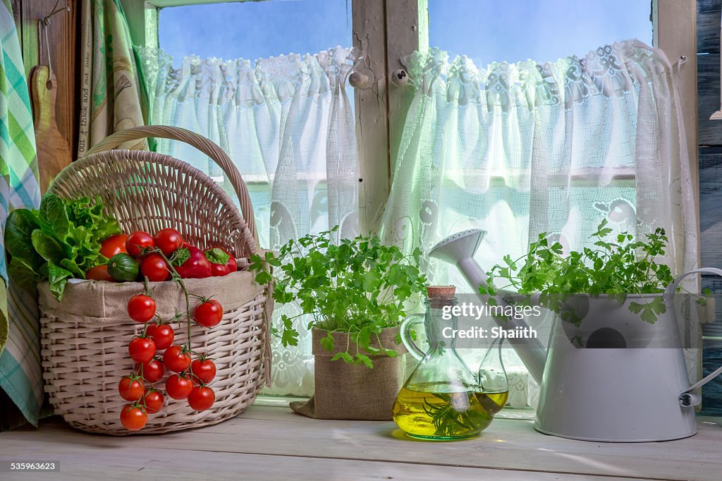 Cuisine entièrement équipée avec des légumes printaniers