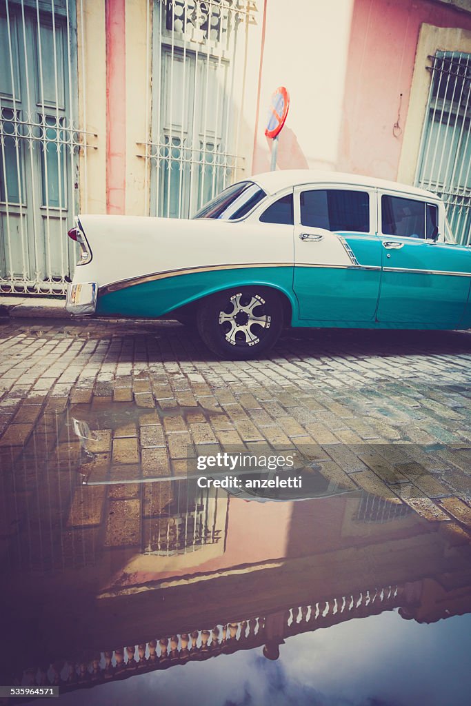 Clássico carro estacionado na rua de Havana