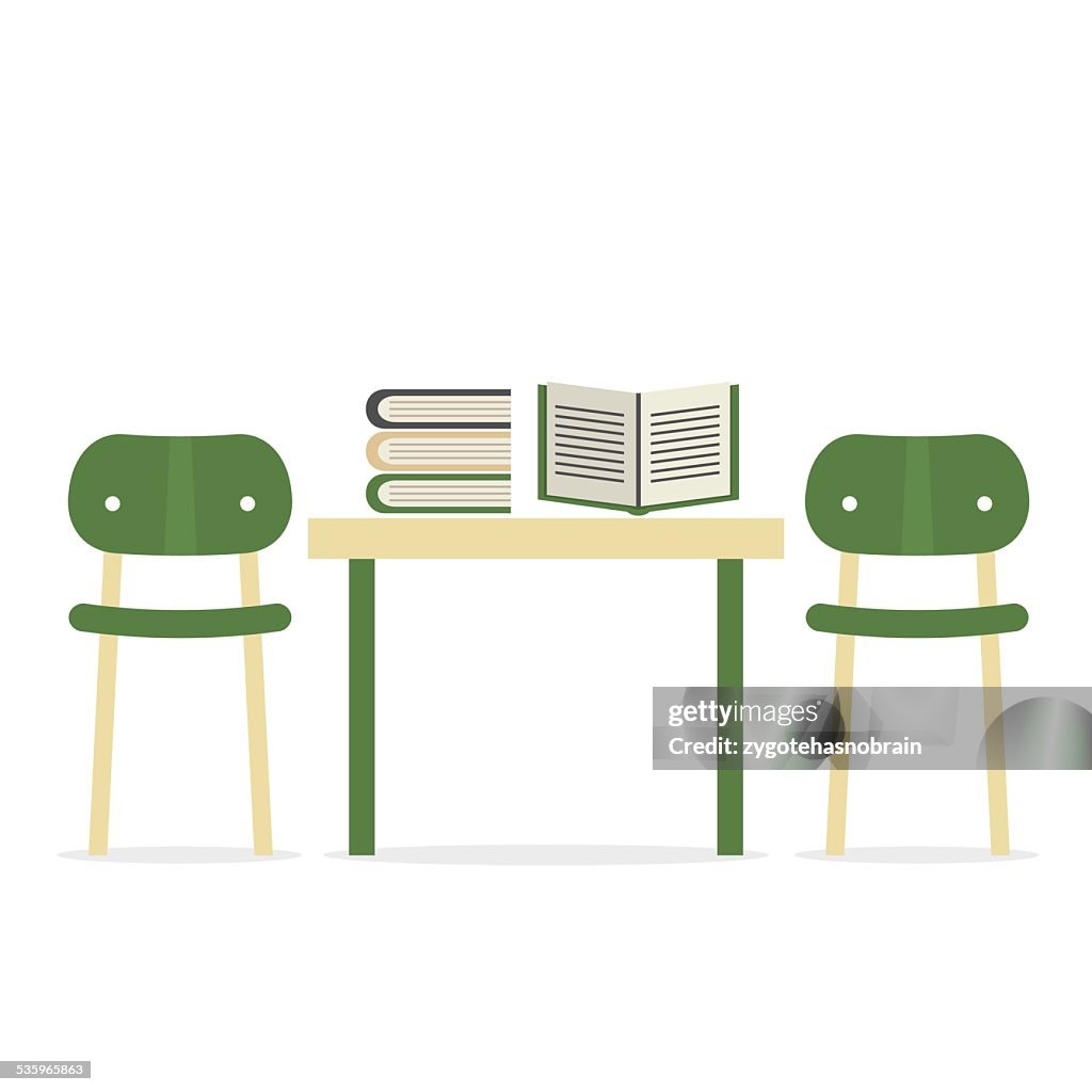 Stühle mit Büchern auf Tisch