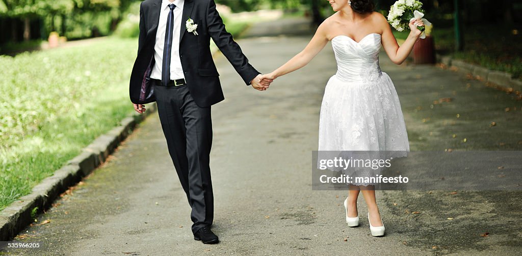 Jovens Recém-casados Casal caucasiano em conjunto.