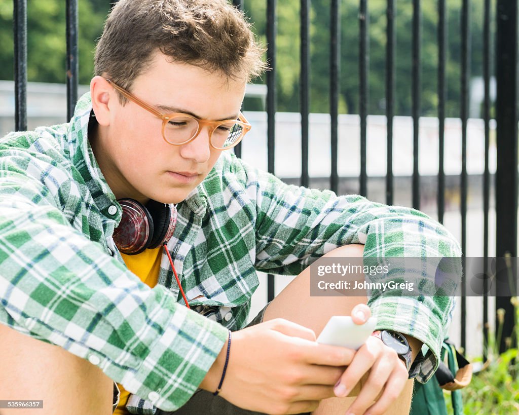Youth er ein smartphone benutzt