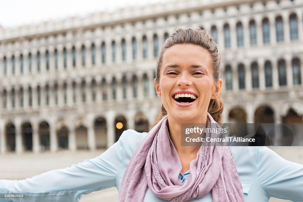 Porträt der Frau auf der piazza san marco in Venedig, Italien