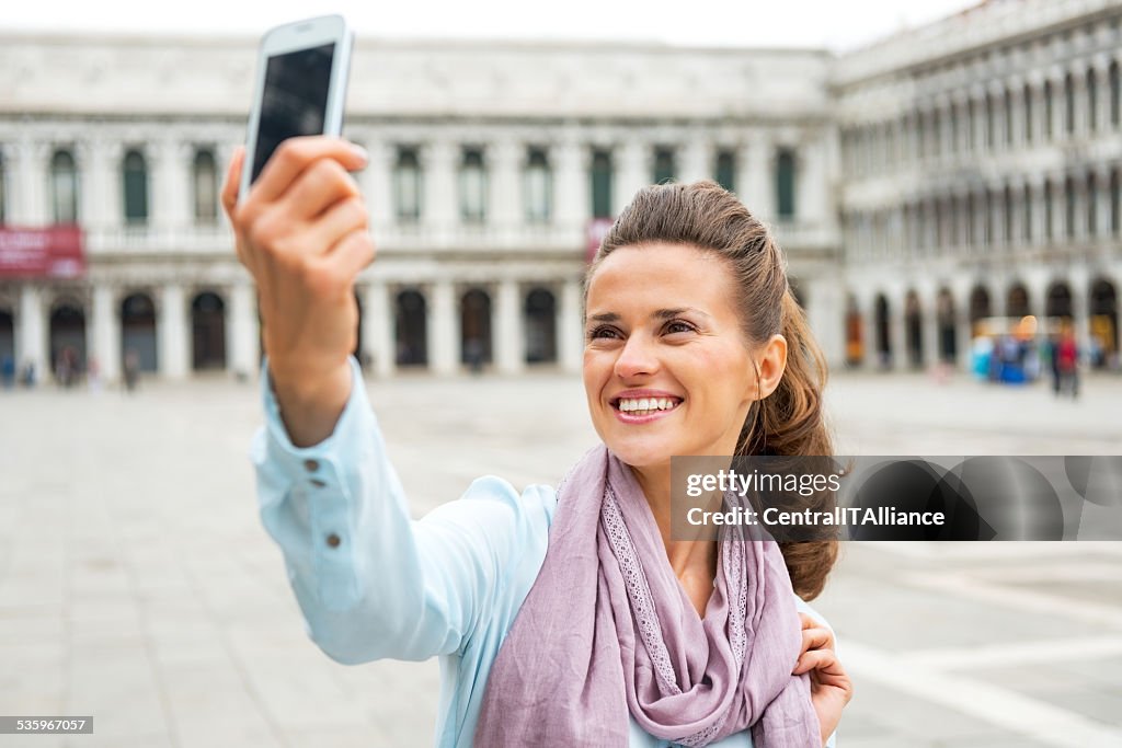 Frau, die selbst Fotos mit Handy in Venedig, Italien