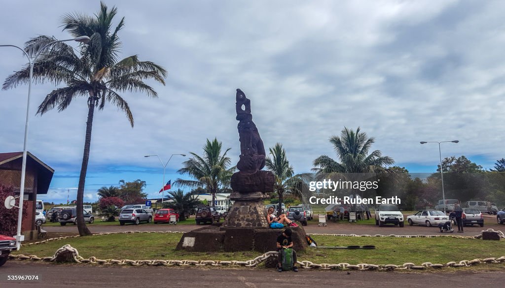 Mataveri airport statue with two tourists