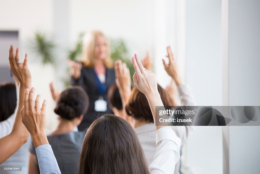 Gruppe von Frauen, die Abstimmung bei seminar