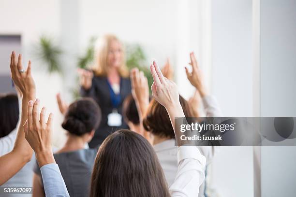 gruppe von frauen, die abstimmung bei seminar - poll vote stock-fotos und bilder