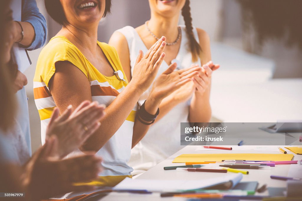Frauen im seminar Klatschen hand