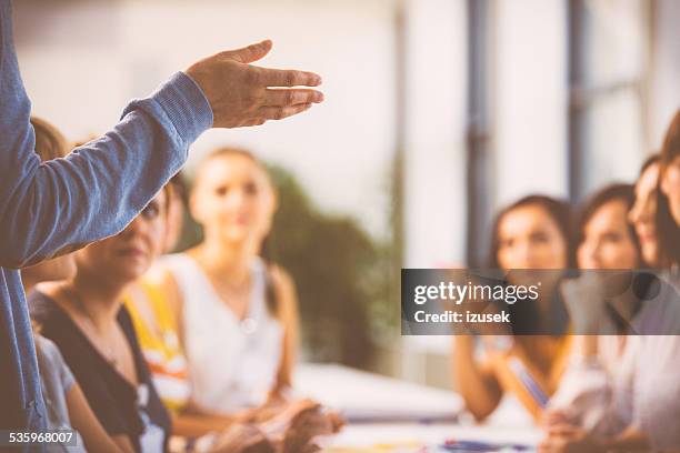 seminário de mulheres - guru imagens e fotografias de stock