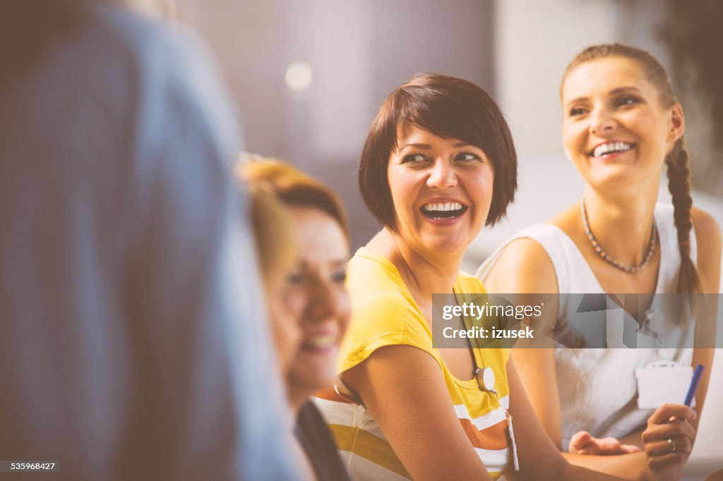 Mujer sonriente en Seminario