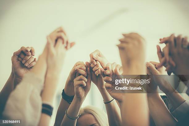 grupo de mujeres manos de retención. concepto de unidad - union fotografías e imágenes de stock