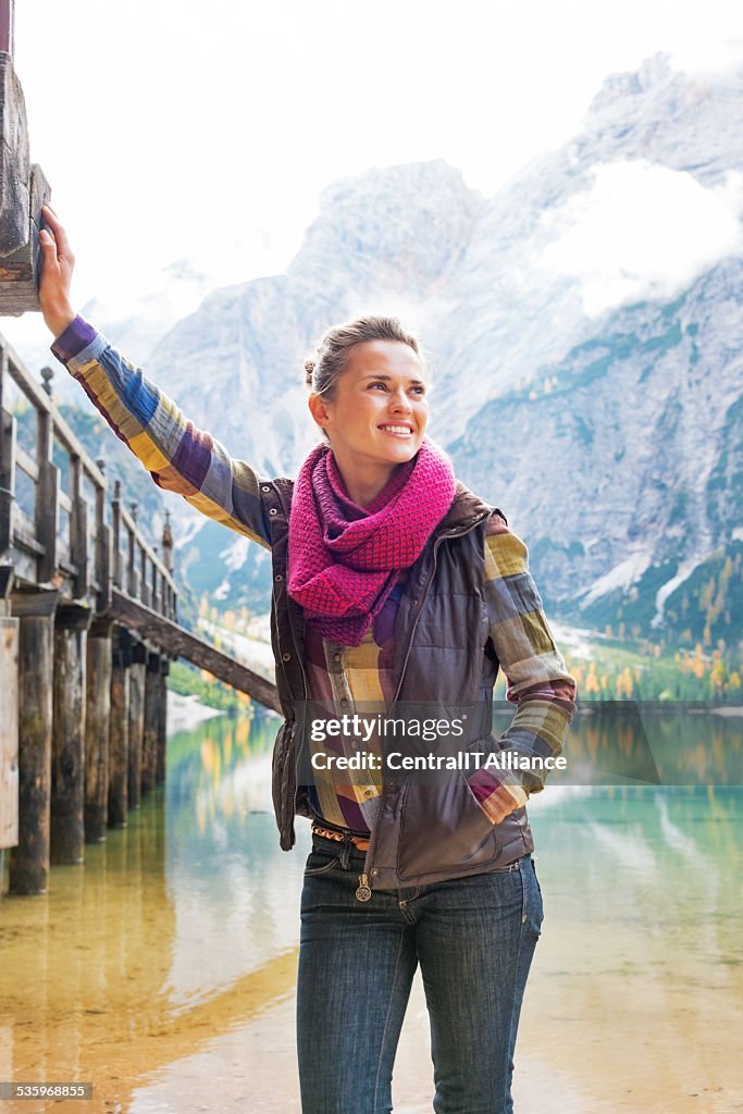 Glückliche junge Frau auf dem See Lac de braies in Südtirol, Italien