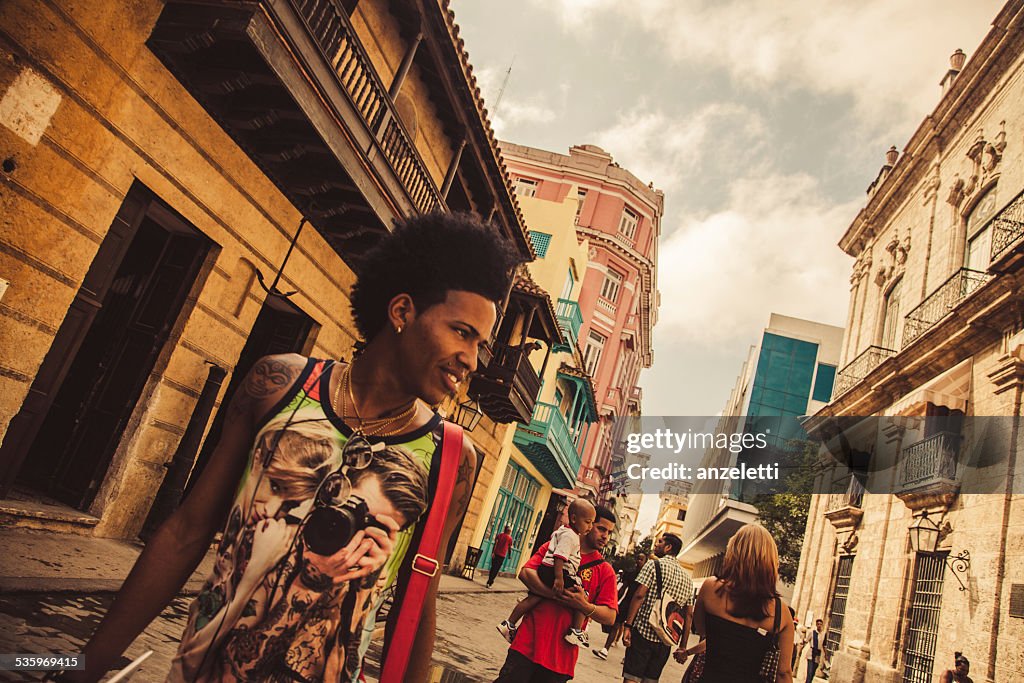 Peões na Calle Obispo velha cidade, Havana