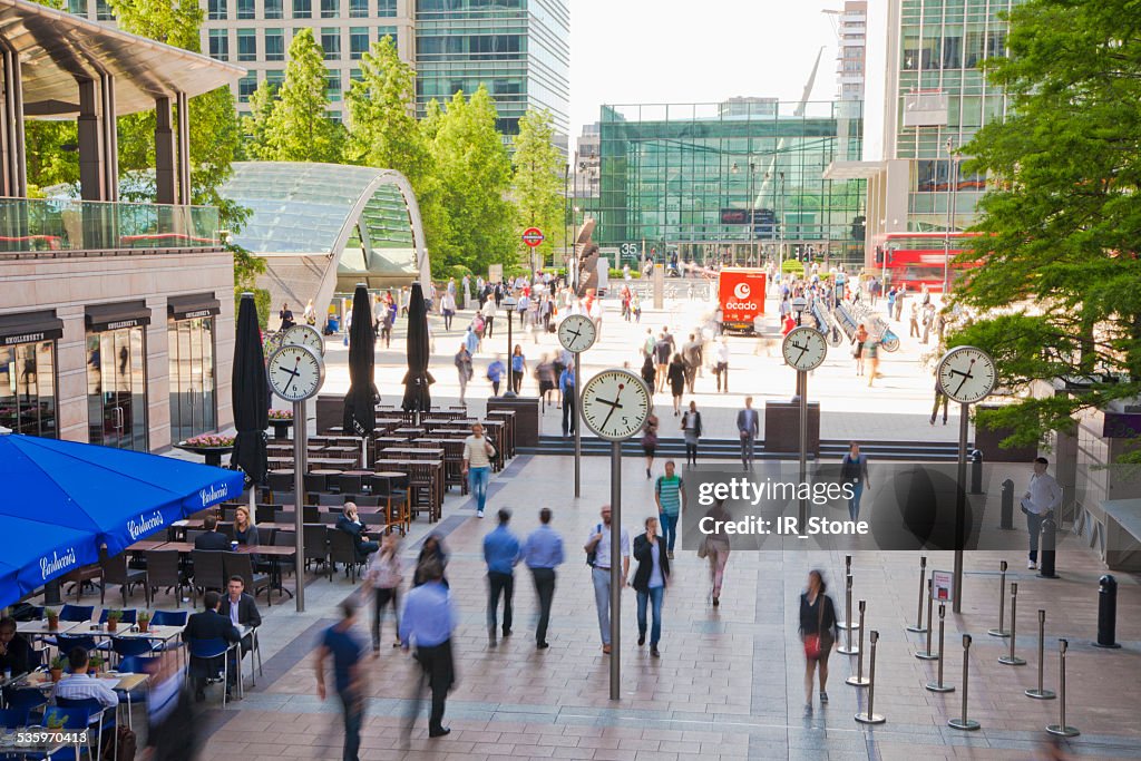 London Canary wharf square mit walking Personen