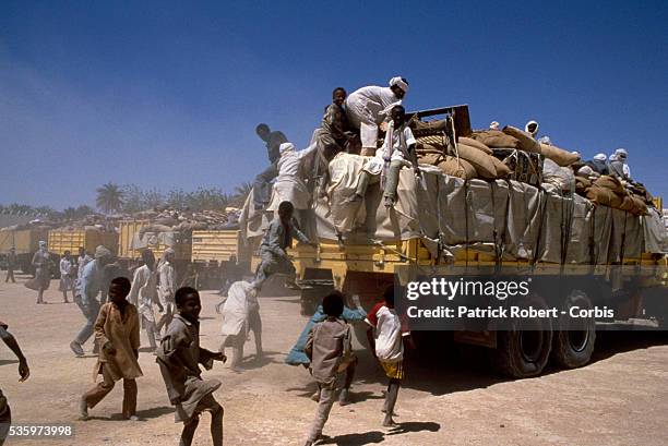 For the first time in four years, Chadian refugees who fled the Libyan invasion return to the country with their belongings packed on trucks. In...