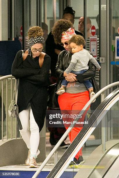 Singer Alicia Keys and her son Genesis Ali Dean arrive at Charles-de-Gaulle airport on May 31, 2016 in Paris, France.