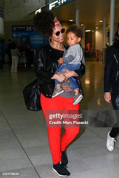 Singer Alicia Keys and her son Genesis Ali Dean arrive at Charles-de-Gaulle airport on May 31, 2016 in Paris, France.