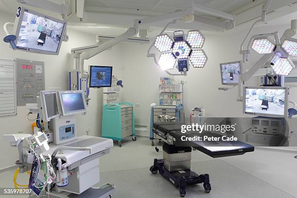 modern operation room - sala de cirurgia com assistência imagens e fotografias de stock
