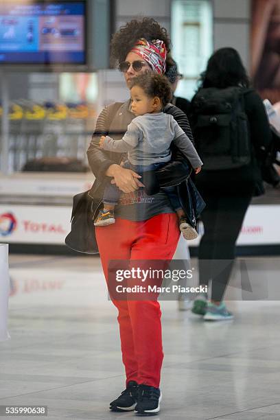 Singer Alicia Keys and her son Genesis Ali Dean arrive at Charles-de-Gaulle airport on May 31, 2016 in Paris, France.