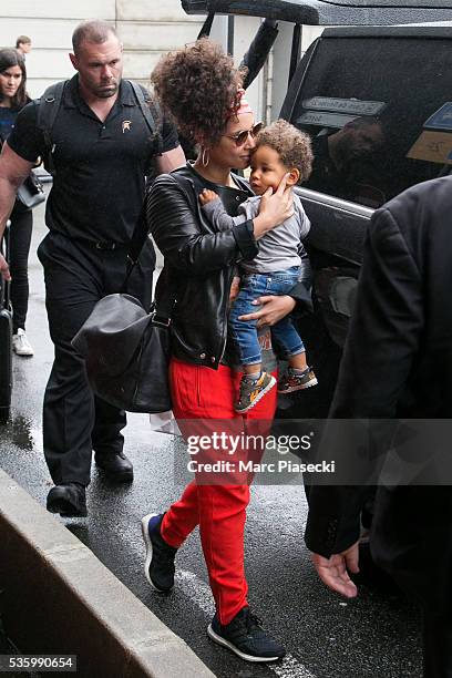 Singer Alicia Keys and her son Genesis Ali Dean arrive at Charles-de-Gaulle airport on May 31, 2016 in Paris, France.