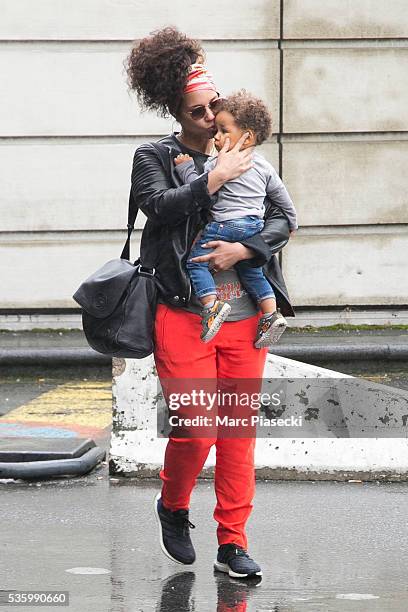 Singer Alicia Keys and her son Genesis Ali Dean arrive at Charles-de-Gaulle airport on May 31, 2016 in Paris, France.