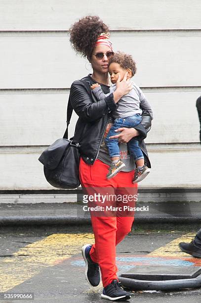 Singer Alicia Keys and her son Genesis Ali Dean arrive at Charles-de-Gaulle airport on May 31, 2016 in Paris, France.