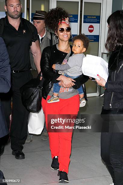 Singer Alicia Keys and her son Genesis Ali Dean arrive at Charles-de-Gaulle airport on May 31, 2016 in Paris, France.