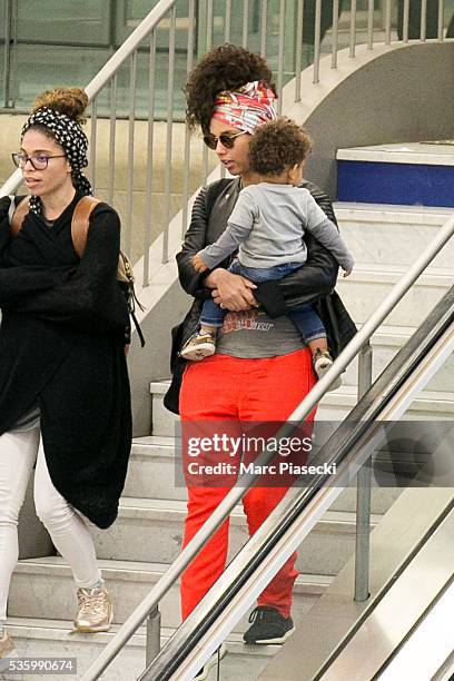 Singer Alicia Keys and her son Genesis Ali Dean arrive at Charles-de-Gaulle airport on May 31, 2016 in Paris, France.