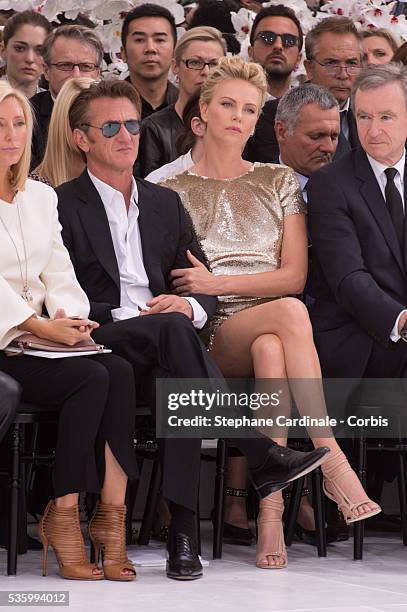 Sean Penn and Charlize Theron - Christian Dior show during the Paris Fashion Week - Haute Couture Fall/Winter 2014-2015