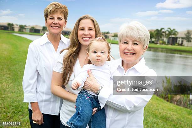 quatre générations de femmes qui posent pour une photo de famille - great grandmother photos et images de collection