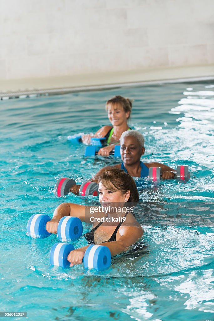 Multiraciale des femmes d'âge mûr dans l'eau Cours d'aquagym