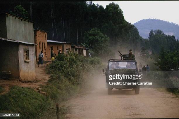 Soldats français sur une route de Gykongoro au Rwanda.