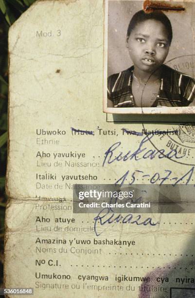 Carte d'identité d'une femme rwandaise.