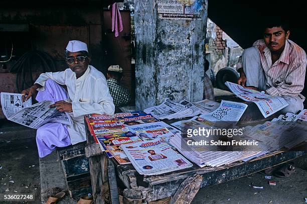 daily life in mumbai - news stand stock pictures, royalty-free photos & images