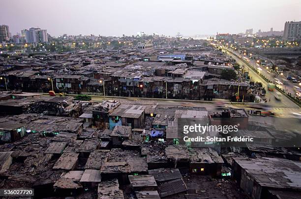 dharavi slum in mumbai - indian slums fotografías e imágenes de stock