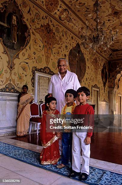 maharaja sawai shri bhawani singh with grandchildren - ジャイプール宮殿 ストックフォトと画像