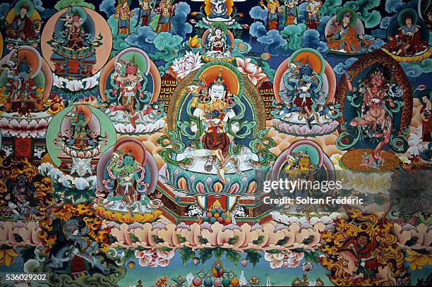 detail of buddhist mural painting at labrang monastery - sikkim stock-fotos und bilder