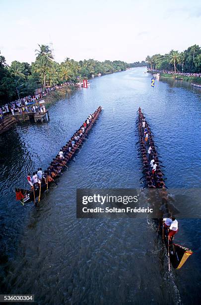 snake boat race in kerala backwaters - kerala snake boat fotografías e imágenes de stock