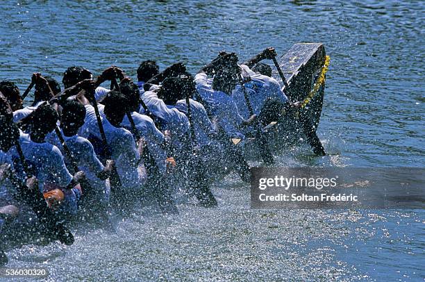 snake boat race in kerala backwaters - kerala snake boat stock pictures, royalty-free photos & images