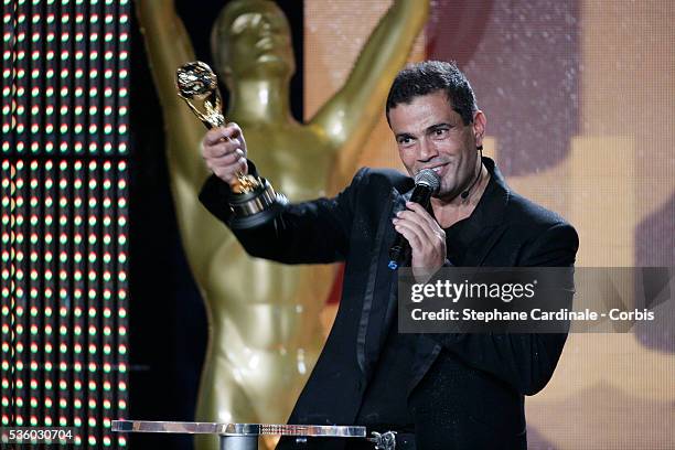 Amr Diab receives an award during the World Music Awards 2007 in Monte Carlo.