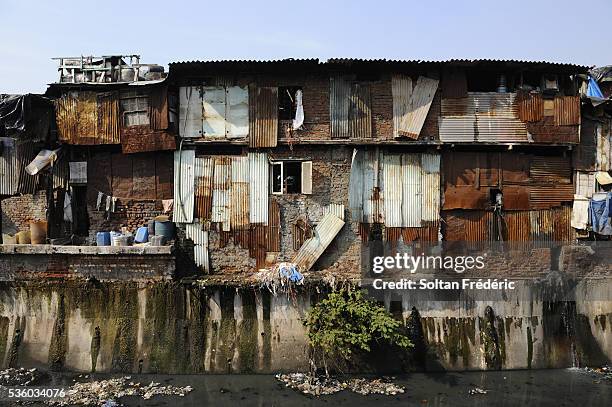 dharavi slum in mumbai - slum fotografías e imágenes de stock