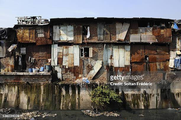dharavi slum in mumbai - poverty stockfoto's en -beelden
