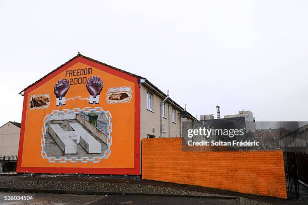 mural in belfast - irish murals stock pictures, royalty-free photos & images