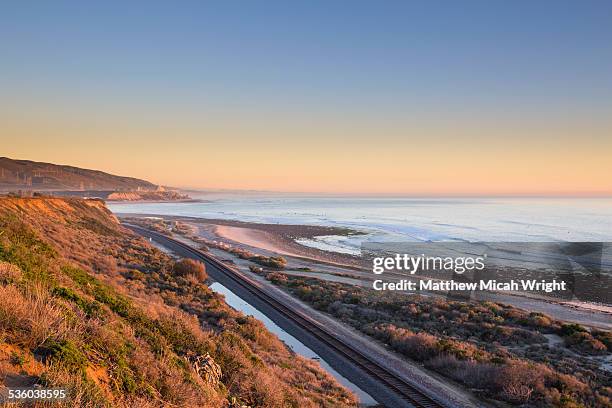 a winter sunset over the california coastline - verwaltungsbezirk orange county südkalifornien stock-fotos und bilder