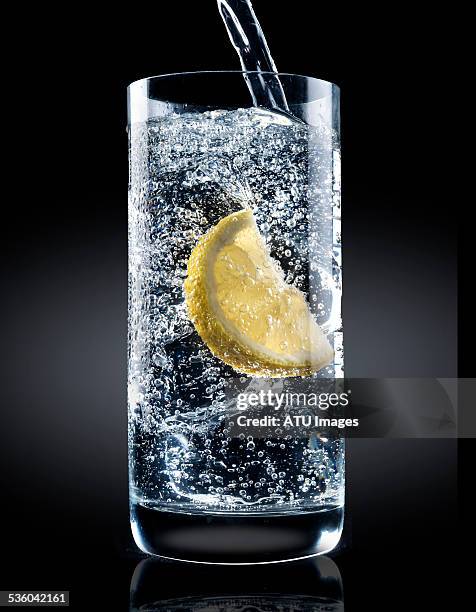 water glass with lemon - sparkling water glass stockfoto's en -beelden