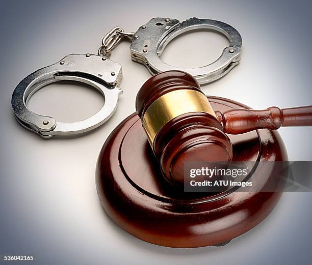 gavel handcuffs - handcuffs stock-fotos und bilder