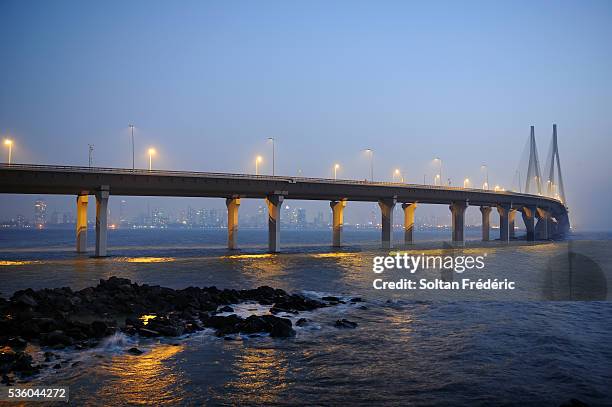 the rajiv gandhi sea link project in mumbai - mumbai bridge fotografías e imágenes de stock